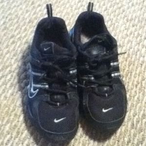 All black Nike shox