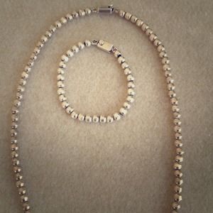 New Silver 925 & Flower Earrings & Pendant Set.