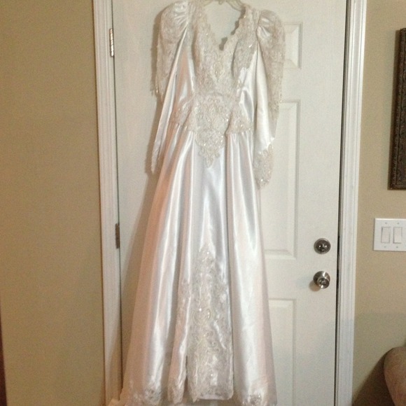 Gorgeous wedding gown!