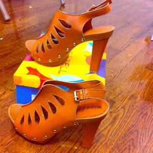 🚫✋UNAVAILABLE✋🚫 Tan colored heels