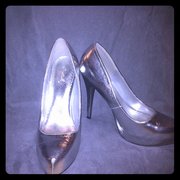 TRADE WITH @brenda910 Silver Heels