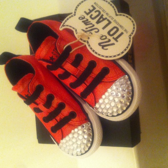Little girls converse