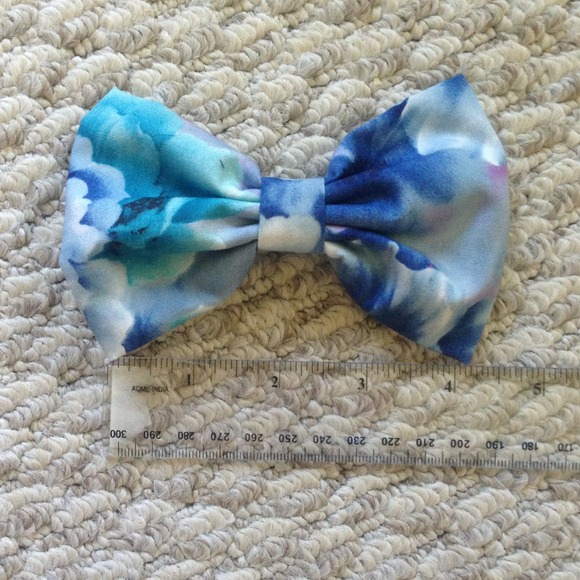 Floral water color bow - Picture 1 of 1
