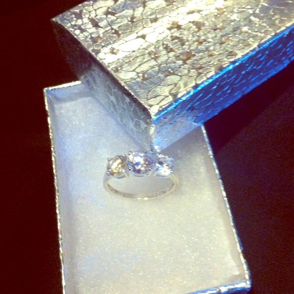 ✳Reduced✳Cubic zirconia 3 stone ring size 7 💍