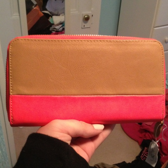 Clutches & Wallets - NWT Wallet