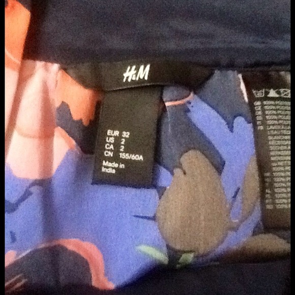🚫SOLD🚫🎉HOST PICK🎉⬇REDUCED💲⬇H&M Skirt - Picture 2 of 4