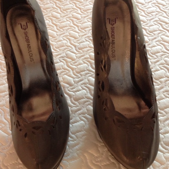 Grey platform pumps