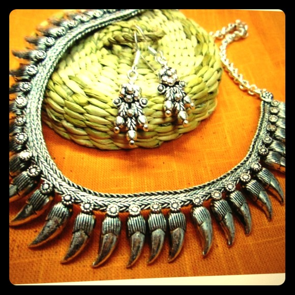 Silver oxidized neck piece with earrings