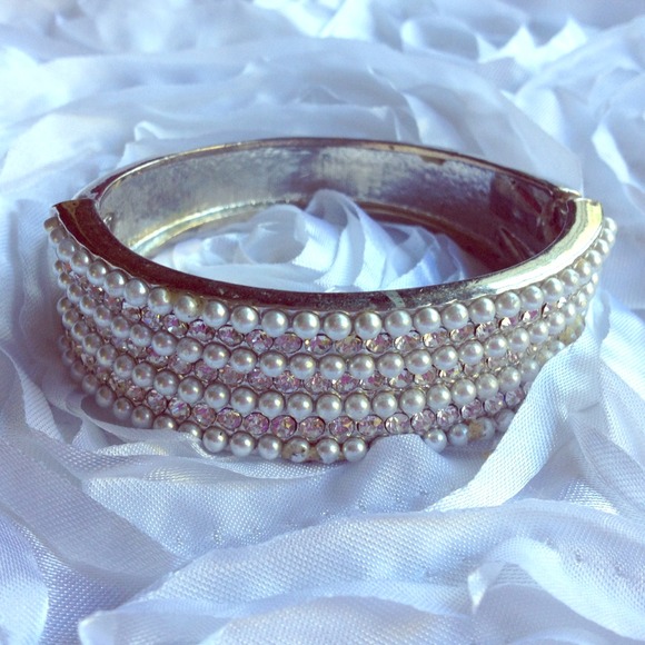 Simple Metallic Pearl Bracelet