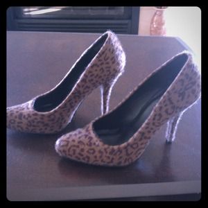 Leopard-print fur pumps