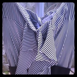 Cute strapless top in stripes.