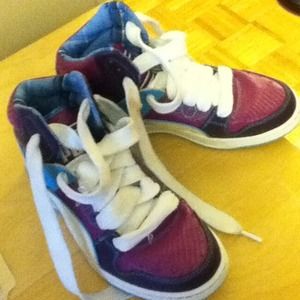 Price reduced! Puma sneakers.