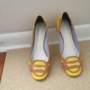 Nine West Telhimo Yellow, Black Pumps and Gloves