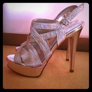 Size 6 guess shoes never worn.