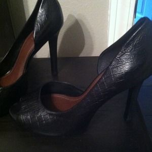 Gianni Bini black faux croc print leather pump