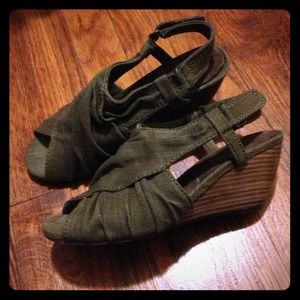 HOLD @leelaxr (until Aug 25) green wedge sandals