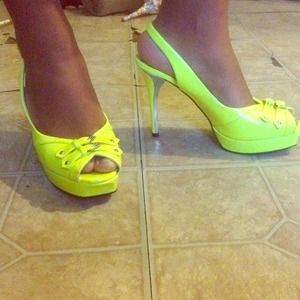 Neon yellow shoes👠👠👠👠👠