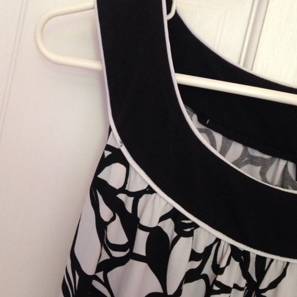 🌷Black & White Strapless Tunic Top🌷 - Picture 2 of 3