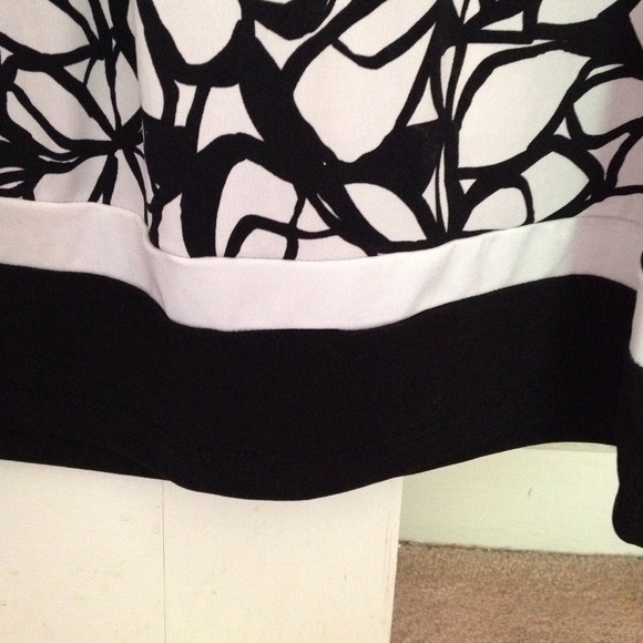 🌷Black & White Strapless Tunic Top🌷 - Picture 3 of 3
