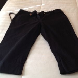 Black Capri pants