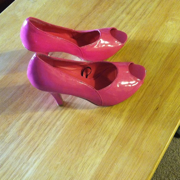 Hott! Pink Heels - Picture 2 of 4