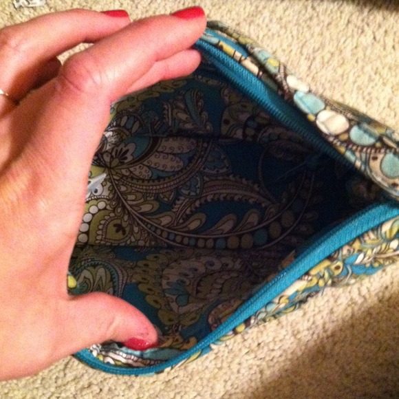 SOLD IN BUNDLE Vera Bradley in Excellent Condition - Picture 2 of 3
