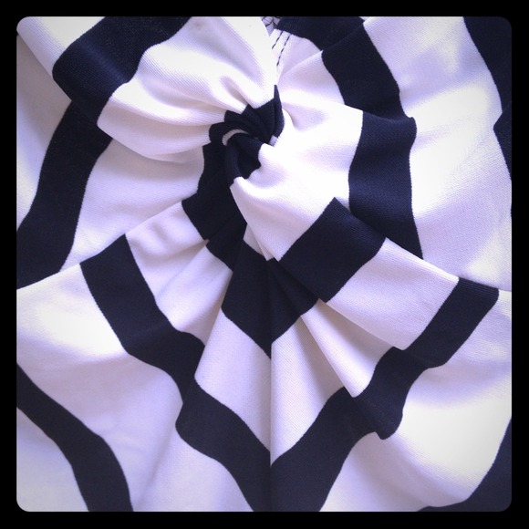 Sexy, super cure black and white top