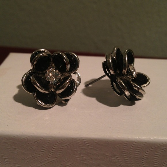 SOLD⛔Flower stud earrings