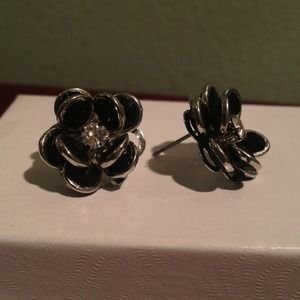 SOLD⛔Flower stud earrings