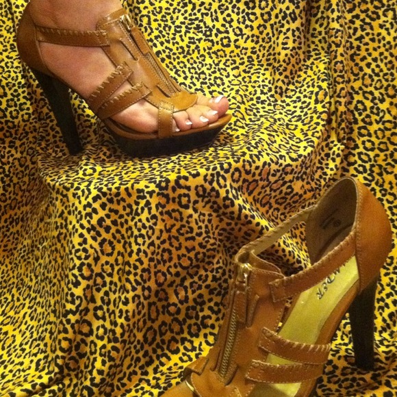 SOLD Size 7 and 1/2 brown shoes with gold zipper - Picture 1 of 2