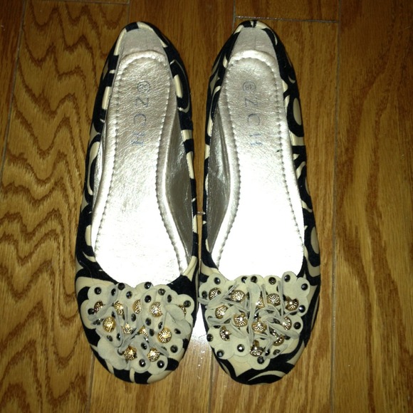 HOLD 🎉SALE🎉Very cute pink and black flats