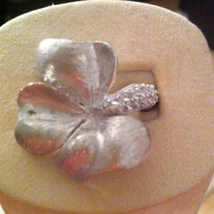 Flower ring with rhinestone