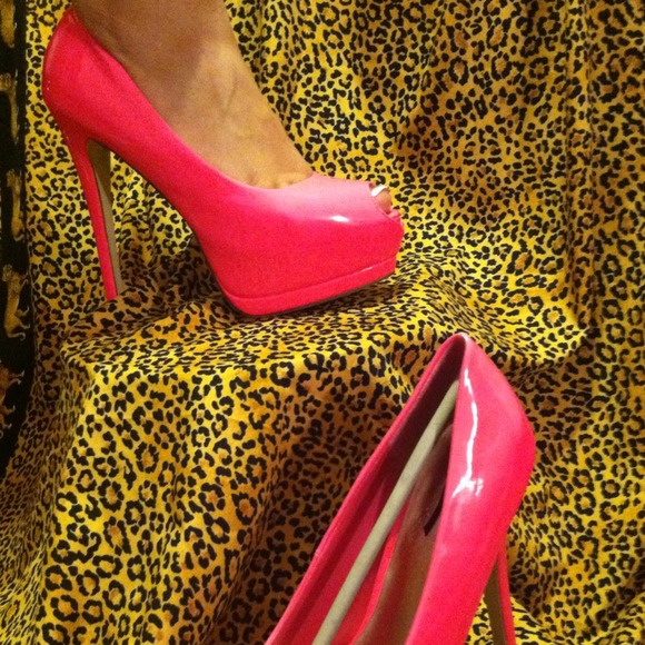 SOLD Hot Pink patent leather hidden platform pumps
