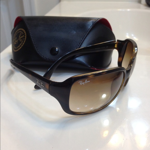 Lightly used Women\'s Ray Ban sunglasses.