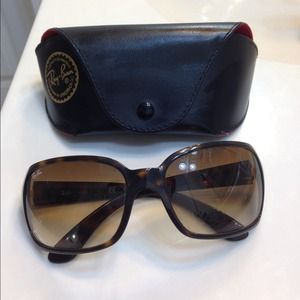 Lightly used Women's Ray Ban sunglasses.