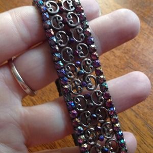 %% Rhinestone stretch bracelet.