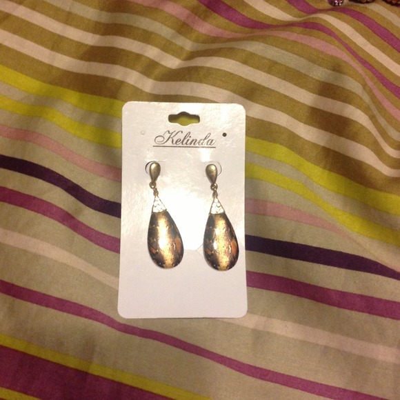 Earing - Picture 1 of 1