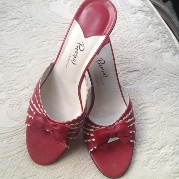 So Cute! Red sassy mules with great cream detail!