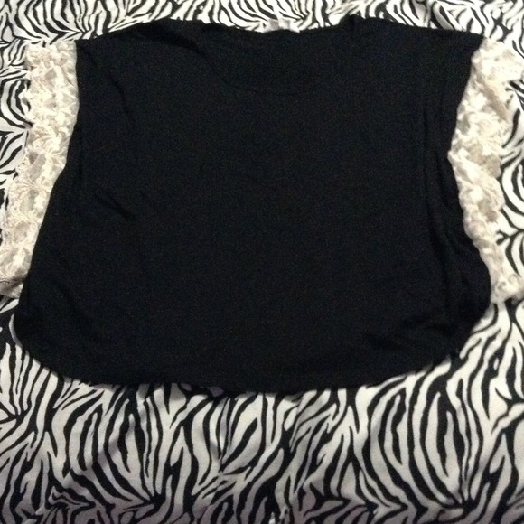 ❌Bundled❌Black flow-y top