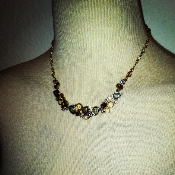 *NWT* Crystal Jeweled Golden Necklace & earrings - Picture 2 of 4