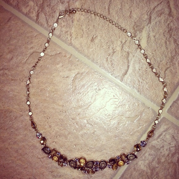 *NWT* Crystal Jeweled Golden Necklace & earrings - Picture 3 of 4