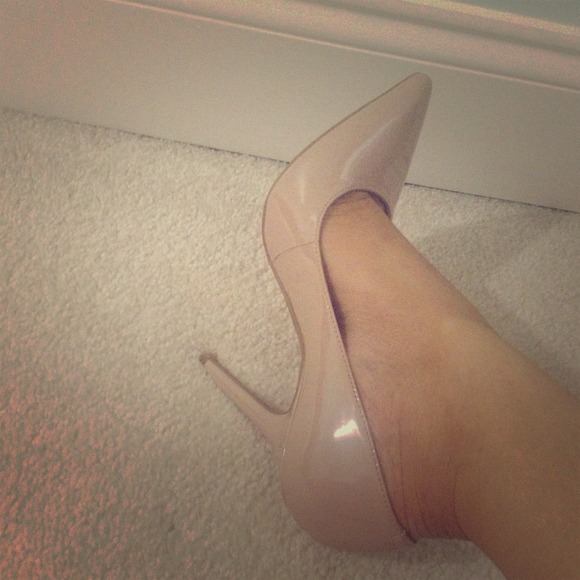 BCBG..The perfect neutral nude pumps!