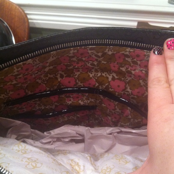 Guess Handbag - Picture 4 of 4