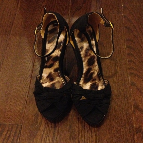Black wedges