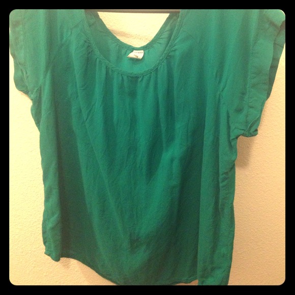 Old navy green t shirt soft silky material