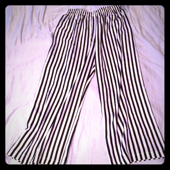 Elastic waistband black & white striped pant.