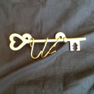 Adorable heart key wall hanger