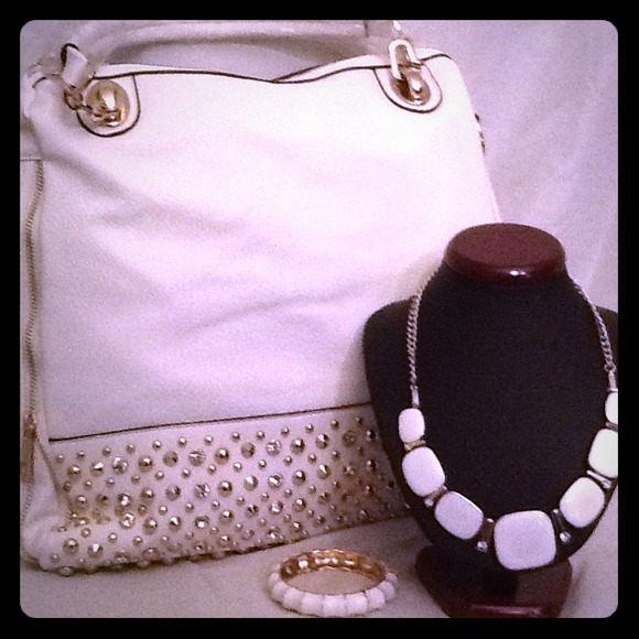 All white set