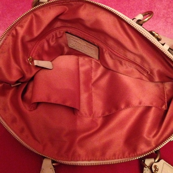 Off white Coach shoulder handbag. - Picture 2 of 2