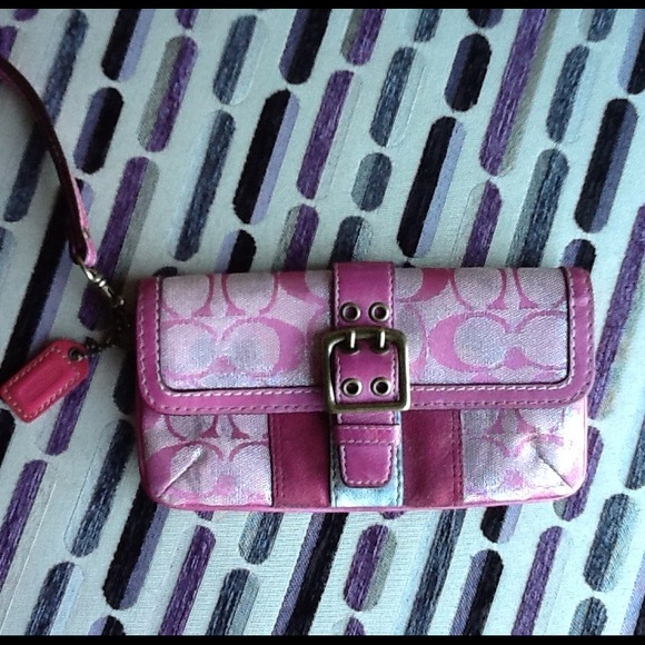 👛Pink Coach Wristlet👛